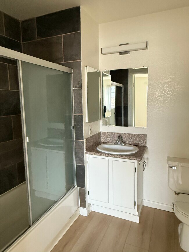 Building Photo - Classic and Modern 715 S Oxford Avenue Apartments!