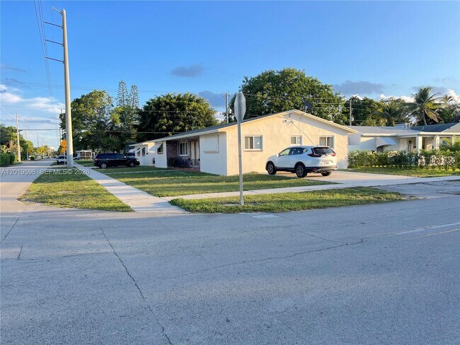 Building Photo - 1826 N 22nd Ave