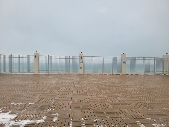 Building Photo - 6171 N Sheridan Rd