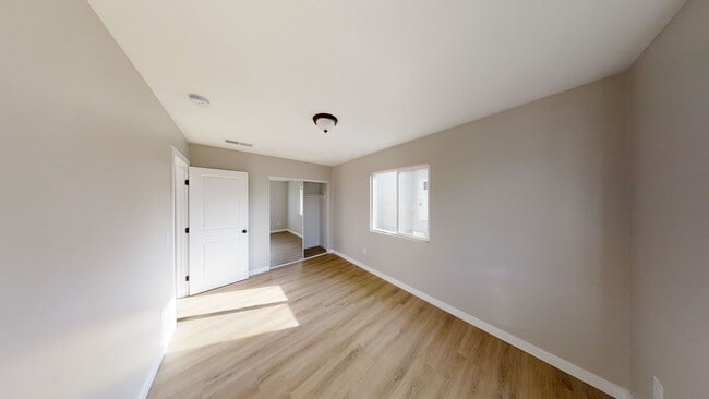 Building Photo - Fully Renovated! 4BD/2BA