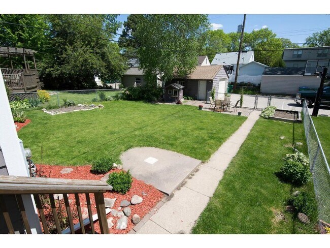 Building Photo - Upgraded 3 Bedroom Home Conveniently Locat...