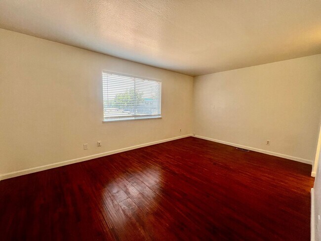 Building Photo - Duplex available in Little Saigon!