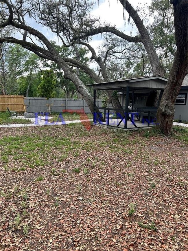Building Photo - **3/2 lovely home with separate 1/1 In law suite**