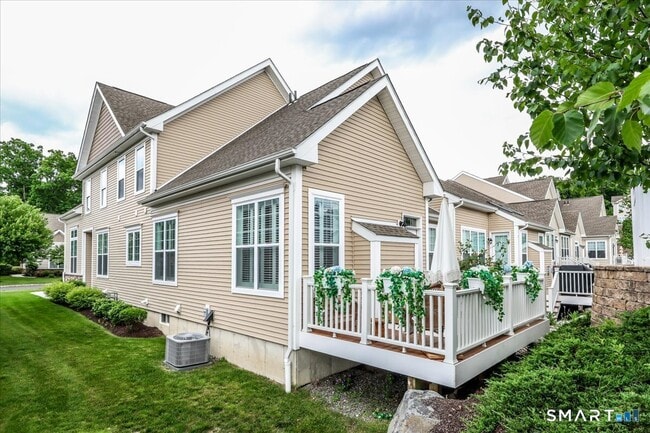 Building Photo - 17 Great Hill Dr