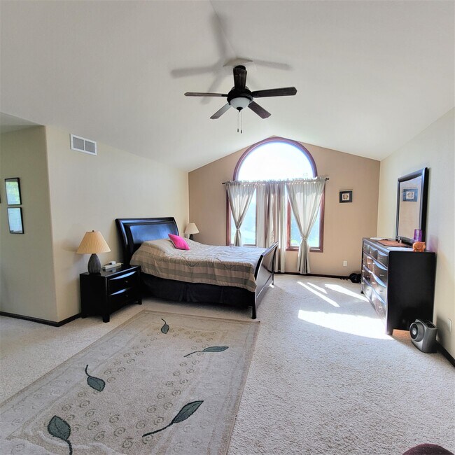 Building Photo - 520 Golden Eagle Ct