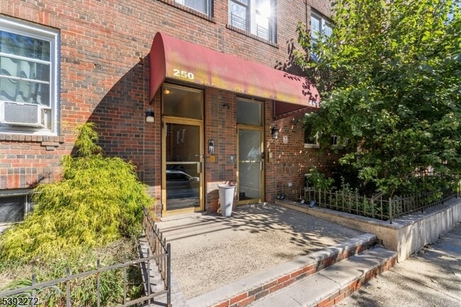 Building Photo - 250 Clendenny Ave