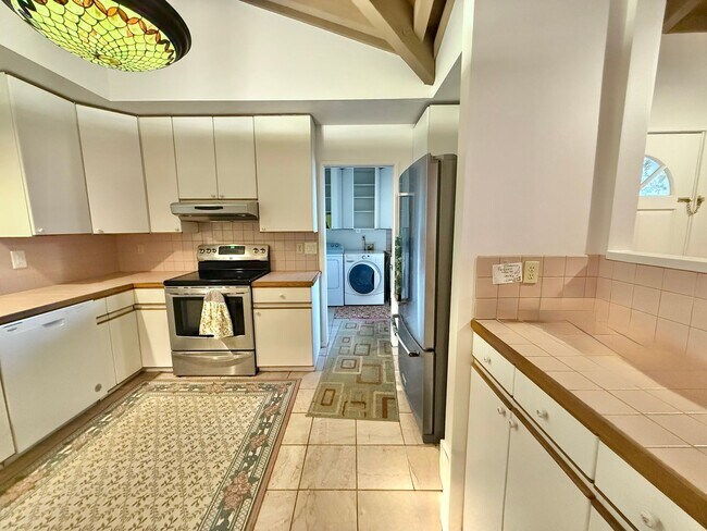 Building Photo - Beautiful 3 Bedroom / 2.5 Bathroom Home in Wailuku Heights!