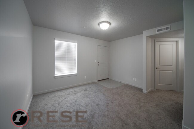 Building Photo - Beautiful Modern Orem Condo w free interne...