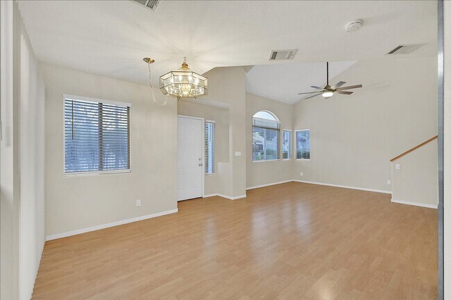 Building Photo - 2 Bedroom, 2 1/2 bath Townhome