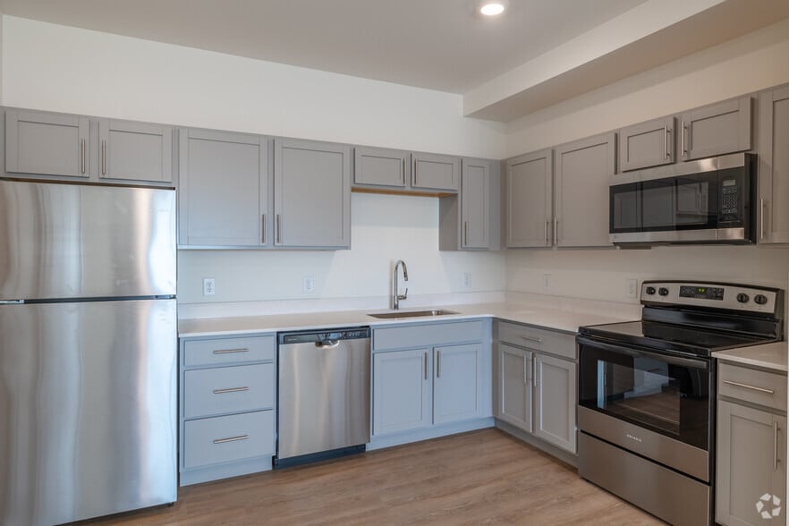 2BR, 2BA - 1,051SF - Kitchen - Fairway Flats Apartments