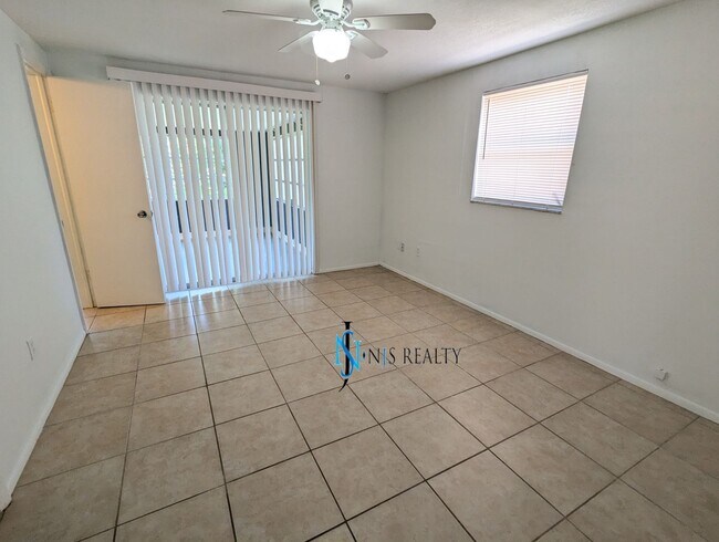 Building Photo - Recently renovated 2/2/1 1300 Sq. Ft. Fres...