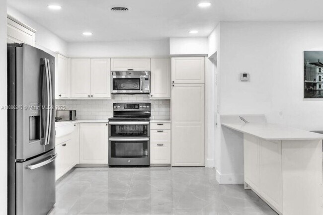 Building Photo - 2112 N 14th Terrace