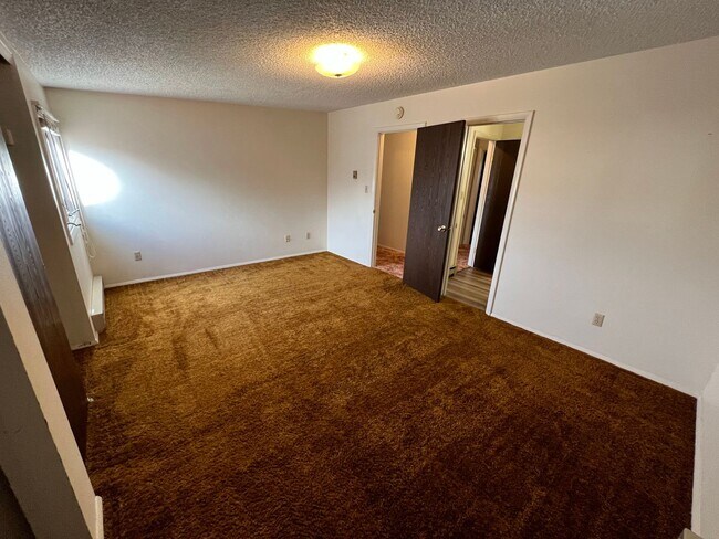 Building Photo - 3 Bedroom, 1.5 Bath Townhome W/ Attached S...