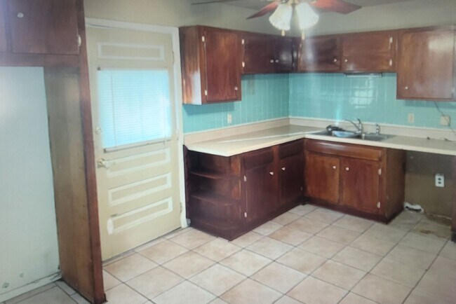 Building Photo - Large 3 bed 2 bath