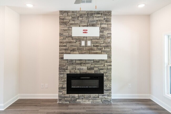Building Photo - Welcome to Clarksville!