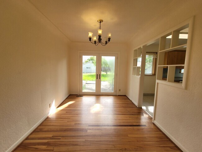 Building Photo - Charming 3 bed 2 bath with bonus room.