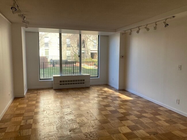 Building Photo - 99 Pond Ave