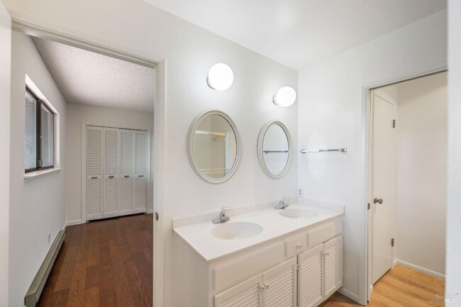 Building Photo - 121 Knoll Pl