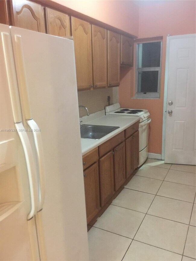 Building Photo - 1020 SW 5th St