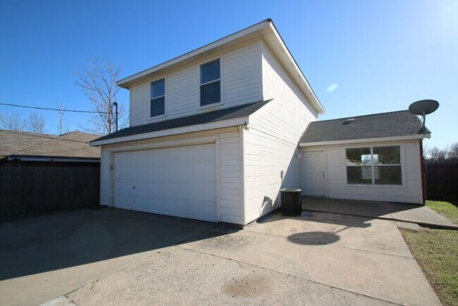 Building Photo - Upgraded 3BR Home | Granite Kitchen, High Ceilings & Gated Backyard | Minutes to Downtown Fort Worth