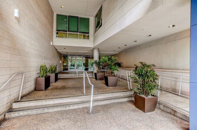 Building Photo - 425 W Beech St