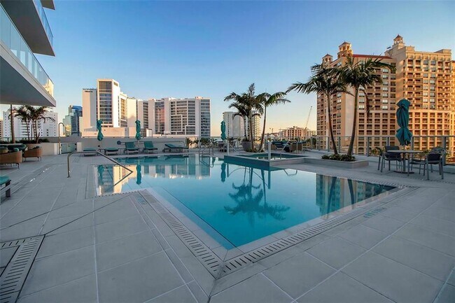 Building Photo - 301 QUAY Cmn