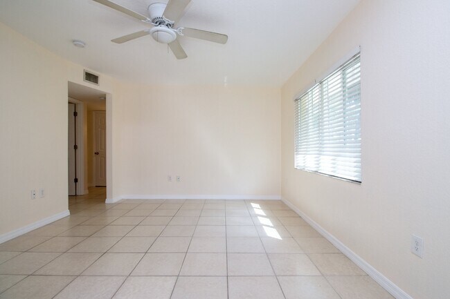 Building Photo - Indian Beach Park Duplex - walk to Ringling College!!