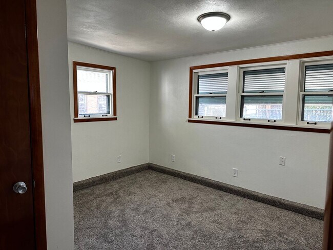 Building Photo - Pet Friendly 2 Bedroom in Delavan with Lar...