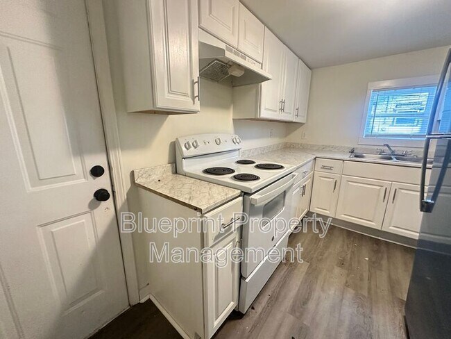 Building Photo - 3729 Pine Ave SW