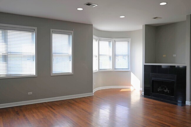 Building Photo - 529 N Racine Ave