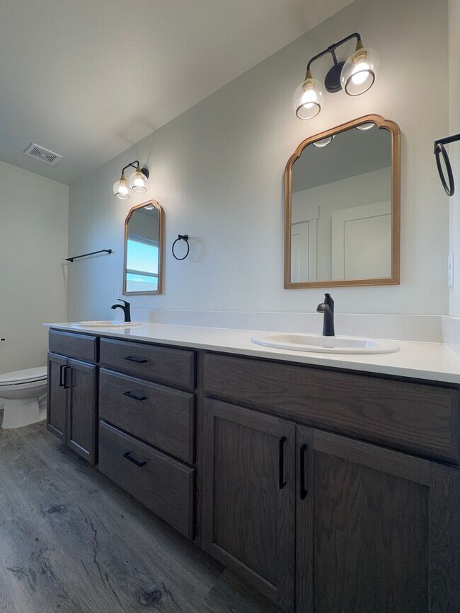 Building Photo - Peaceful Living Just Minutes from Town