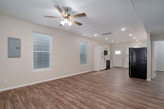 Building Photo - 300 S Hampton Ave