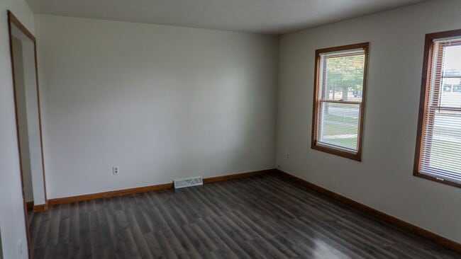 Building Photo - Updated 3-Bedroom Townhouse in Convenient Toledo Location