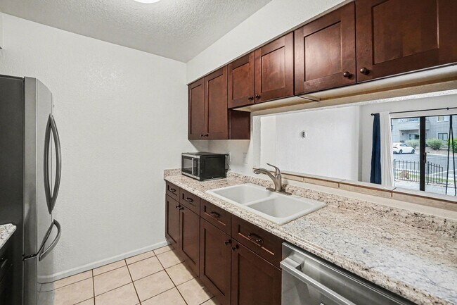 Building Photo - Updated 2 Bedroom 2 Bathroom Condo in Lakewood!