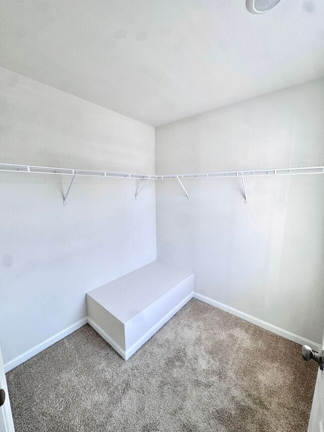 Building Photo - NEWER THREE BEDROOM TOWNHOME