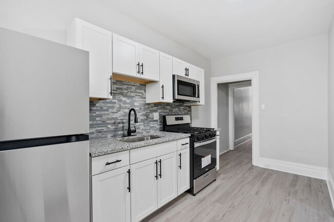 Building Photo - 3 bedroom 2 bath - newly updated, central air, GREAT LOCATION