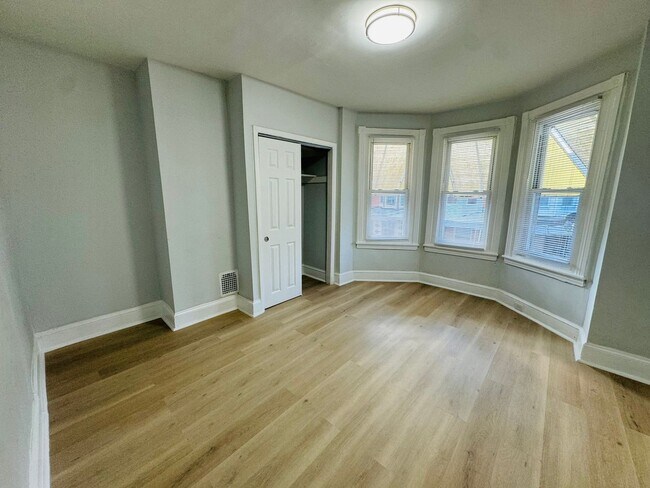 Building Photo - Remodeled 3b/1b House in South Philly! Section 8 Only