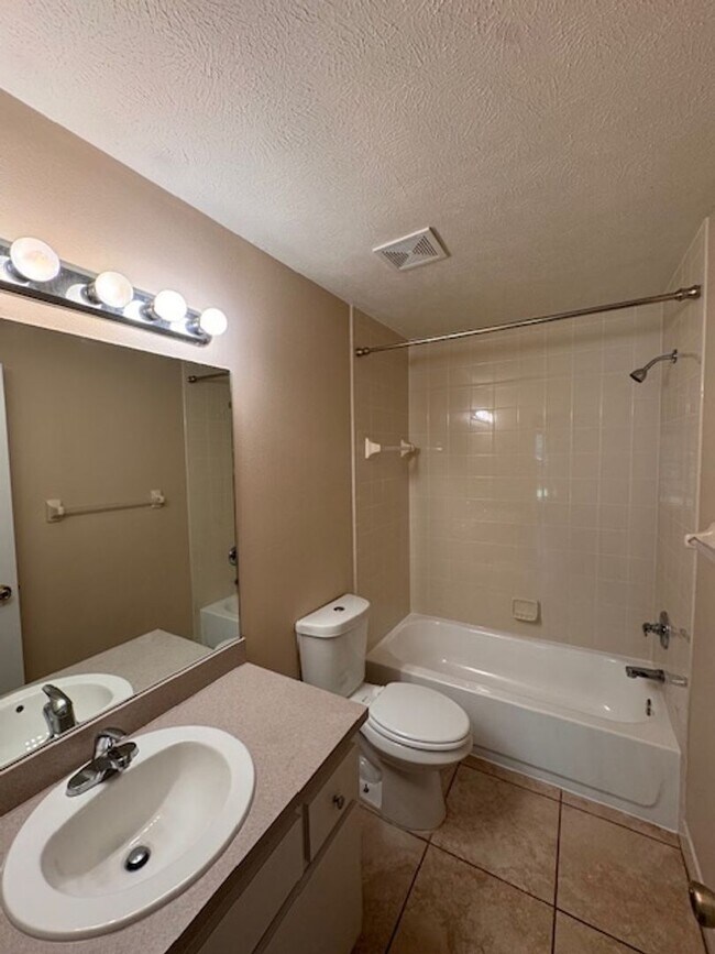 Building Photo - Price Temporary Price Drop!!! Great SE Oca...