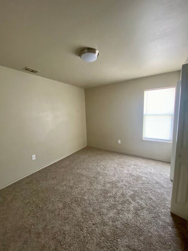 Building Photo - Pre-leasing for July.