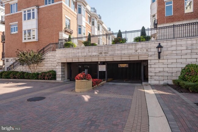 Building Photo - 621 Ponte Villas N