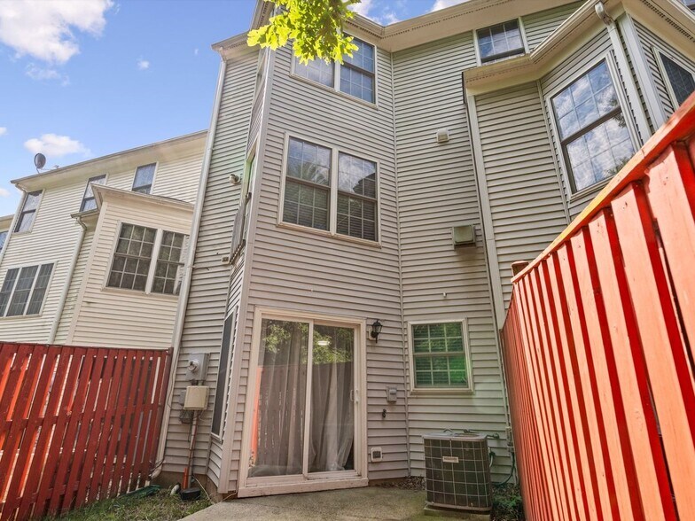 Building Photo - 45432 Oak Trail Square