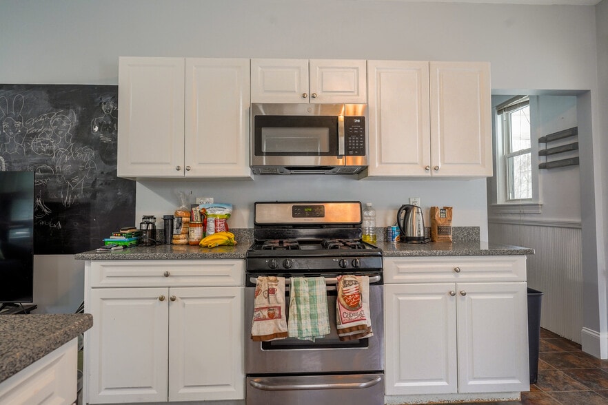 Building Photo - 108 Hillside St