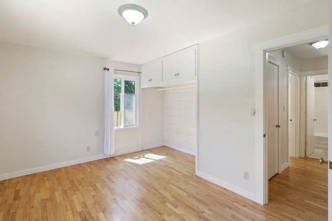 Building Photo - Eastside Charmer with 3 bedrooms 1.75 bath...