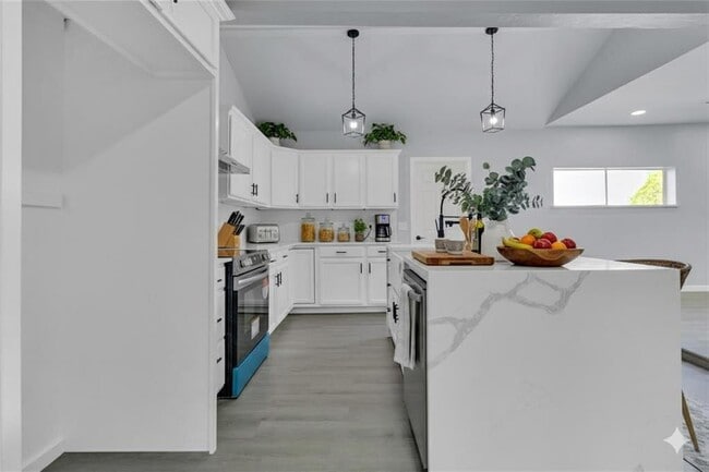 Building Photo - 544 N Elm Ave