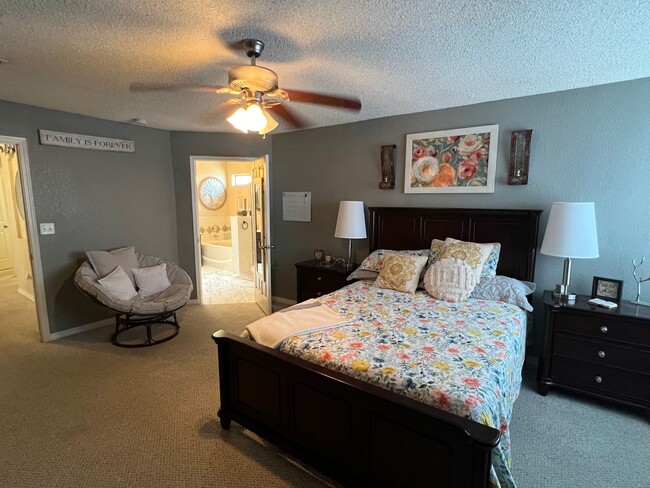 Building Photo - Charming 3-Bed, 2.5-Bath Home with Cozy Fi...