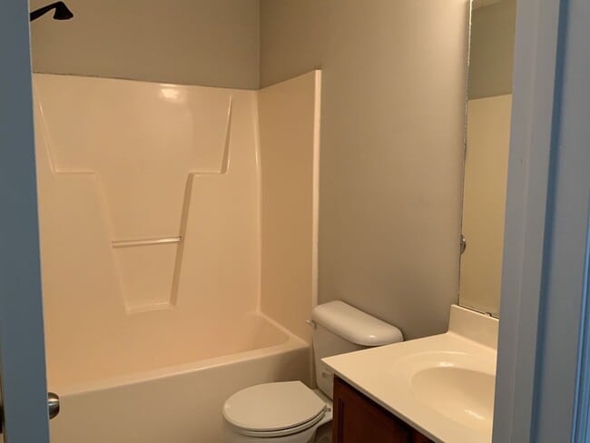 Building Photo - 2 Bedroom 2.5 Bathroom Townhome located in the The Gables!