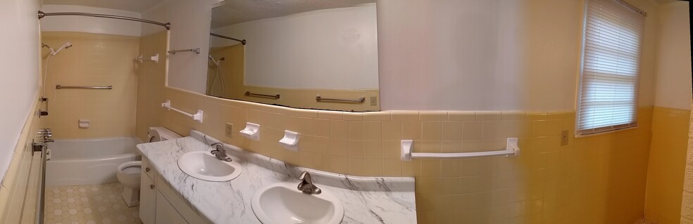 Master BathRoom - 390 N Lanier St