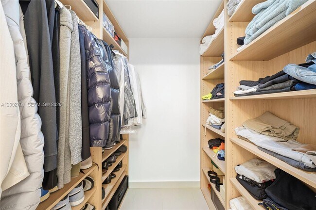 Building Photo - 600 NE 27th St