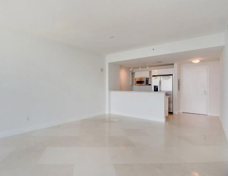 Building Photo - 601 NE 36th St