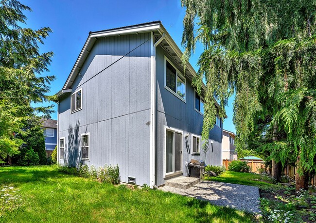 Building Photo - Lynnwood Two Story
